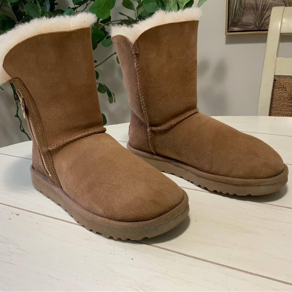 Authentic UGG Bailey short zip boots size 7